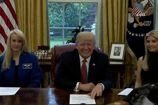 Tổng thống Donald Trump gọi điện lên Trạm quỹ đạo quốc tế chúc mừng nữ phi hành gia