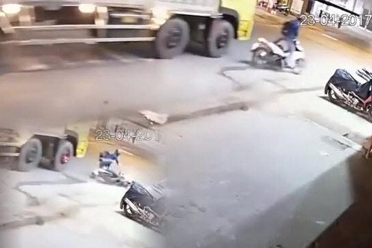 Clip vượt xe tải bị cán chết trên đường Sài Gòn, người đi ô tô trộm thùng rác ở Hà Nội