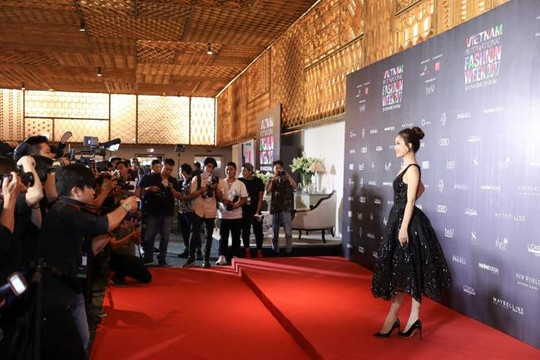 Ái Phương, Midu xinh đẹp trên thảm đỏ Vietnam International Fashion Week 2017