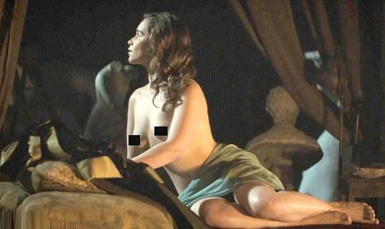 'Mẹ Rồng' Emilia Clarke khỏa thân táo bạo trong phim mới