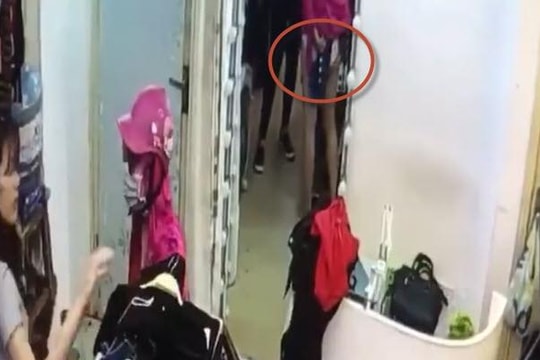 Đeo khẩu trang và kính đen vào cửa hàng, nữ quái cởi quần trộm đồ tinh vi