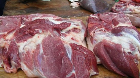 Vì sao doanh nghiệp vẫn nhập khẩu thịt lợn khi trong nước dư thừa?