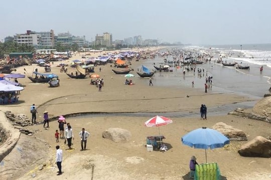 Sầm Sơn: Du khách vô tư tắm bên khe nước thải đen