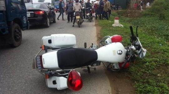 Cảnh sát giao thông bị xe máy tông đã tử nạn