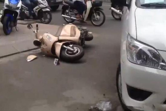 Taxi Vinasun nổ lốp húc văng nhiều xe máy trước cổng bệnh viện Bình Thạnh