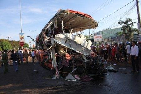 Hiện trường kinh hoàng vụ tai nạn 11 người chết, xe tải chạy 105km/h
