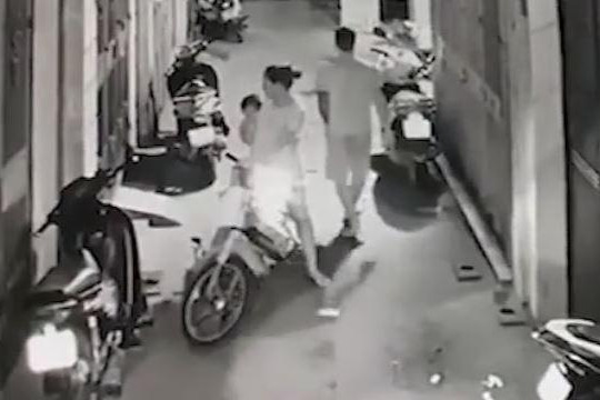 Hai vợ chồng chở con nhỏ đi trộm túi xách ở Hà Nội