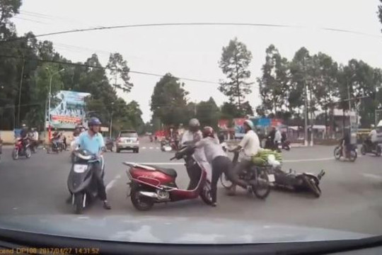 Người phụ nữ xô ngã cụ ông sau khi va chạm xe máy