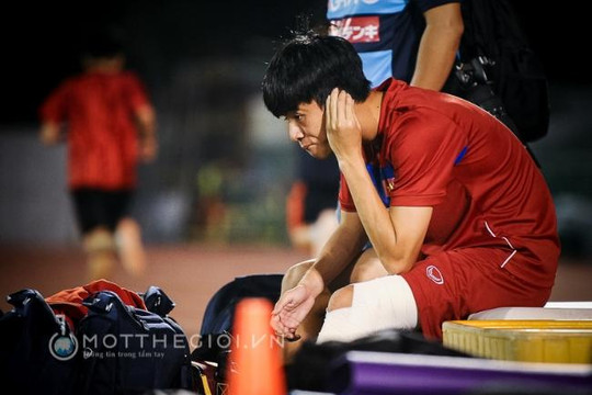 Phan Thanh Hậu buồn bã vì chấn thương, ngồi ngoài nhìn đồng đội tập bóng