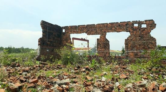 Quảng Ngãi: Dân Dung Quất thiếu đất nhìn ‘nhà ma’ các công ty bỏ hoang