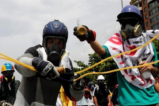Người biểu tình Venezuela dùng 'bom phân' tấn công cảnh sát