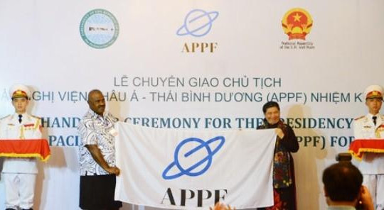 Thay mặt Chủ tịch QH, bà Tòng Thị Phóng tiếp nhận chuyển giao chức Chủ tịch APPF