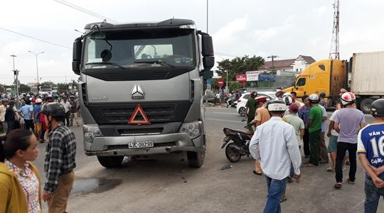 Quảng Nam: Xe bồn chở xi măng cán chết 2 người đi xe máy