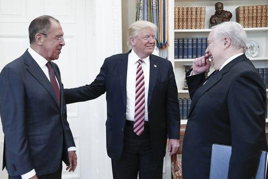 Ông Trump bị tố tiết lộ thông tin mật cho Nga tại phòng Bầu dục