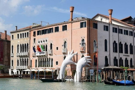 Du lịch Ý, đừng quên 'check in' với đôi bàn tay khổng lồ ở Venice