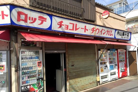 Câu chuyện cảm động đằng sau cửa hàng kỳ lạ chỉ mở cửa 1 bên ở Nhật