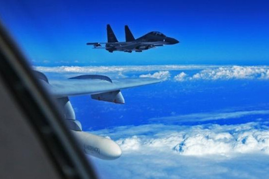Trung Quốc cho máy bay Su-30 áp sát máy bay do thám Mỹ