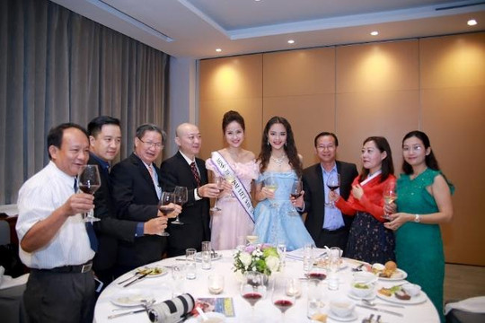 Hoa khôi du lịch Việt Nam 2016 Khánh Ngân giản dị giao lưu với các Đại sứ quán cuộc thi Hoa hậu Asean 2017