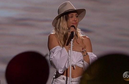 'Gái hư' Miley Cyrus rơi nước mắt trên sân khấu Billboard 