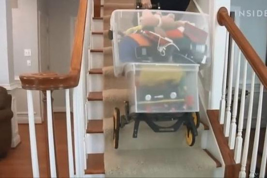 Xe kéo độc đáo giúp vận chuyển đồ vật lên cầu thang dễ dàng
