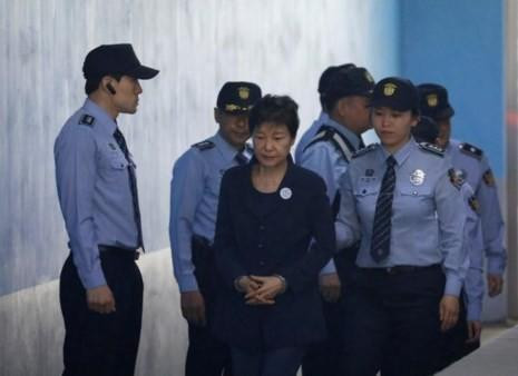Bị còng tay trước tòa, bà Park Geun-hye tuyên bố mình vô tội