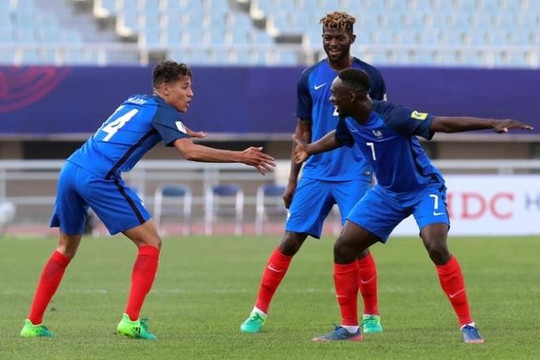 Các cầu thủ Pháp ‘nắn gân’ U.20 Việt Nam trước trận đấu ở World Cup