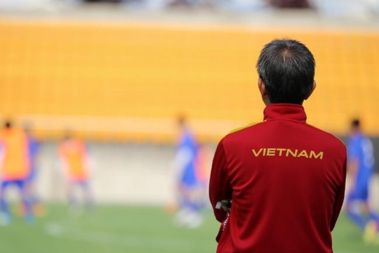 U.20 Việt Nam chơi bóng bằng tay, rèn giũa chiến thuật trước 'trận đánh lớn'