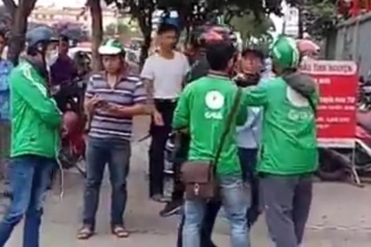 Đồng nghiệp bị đánh, hàng chục anh em GrabBike dằn mặt xe ôm truyền thống trả thù