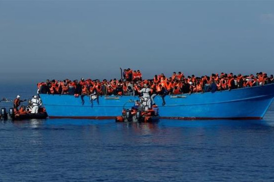 Tàu lật, 200 người vượt biên rơi xuống biển