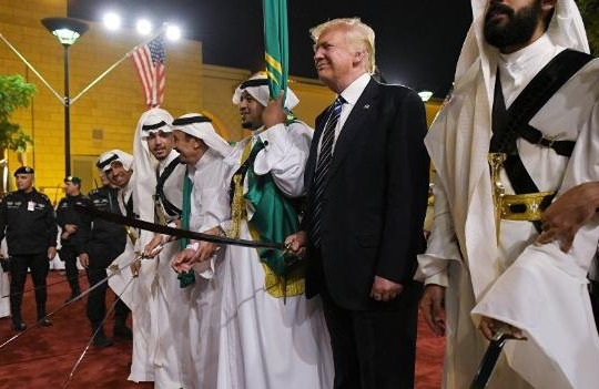 Tổng thống Donald Trump thấm mệt với chuyến công du nước ngoài đầu tiên