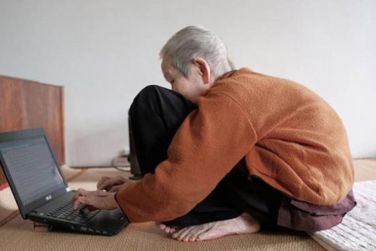 Cụ bà 97 tuổi sành Internet nhất Việt Nam lên báo Singapore
