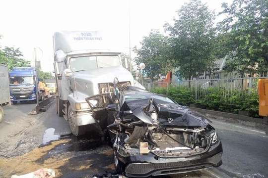 Container tông nát xe Mercedes, tài xế may mắn thoát chết