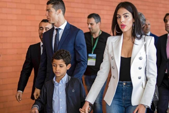 Rộ tin đồn Ronaldo làm cha lần hai trước trận cầu chung kết Champions League