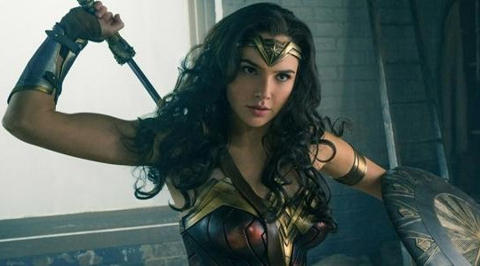 Cựu Hoa hậu Israel đẹp hút hồn khi hóa Wonder Woman