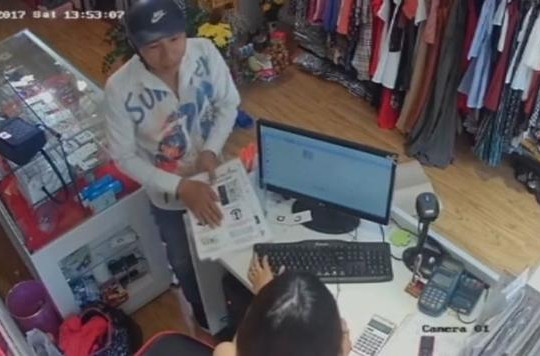 Thanh niên làm 'ảo thuật' trộm điện thoại trước mặt nhân viên cửa hàng