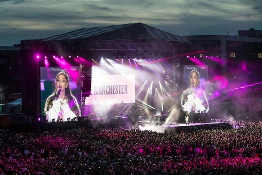Ariana Grande, Miley Cyrus, Justin Beiber, Katy Perry và những bài hay nhất tại lễ tưởng niệm One Love Manchester