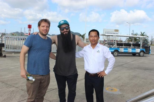 Đạo diễn Kong mời đạo diễn Gozilla thăm Vịnh Hạ Long để chuẩn bị cho dự án mới
