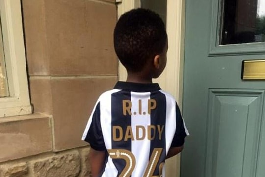 Con trai Cheick Tiote tưởng nhớ cha qua chiếc áo 'RIP Daddy'