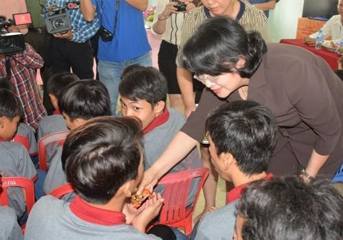 Phó Chủ tịch nước Đặng Thị Ngọc Thịnh thăm và tặng quà trẻ mồ côi Cà Mau