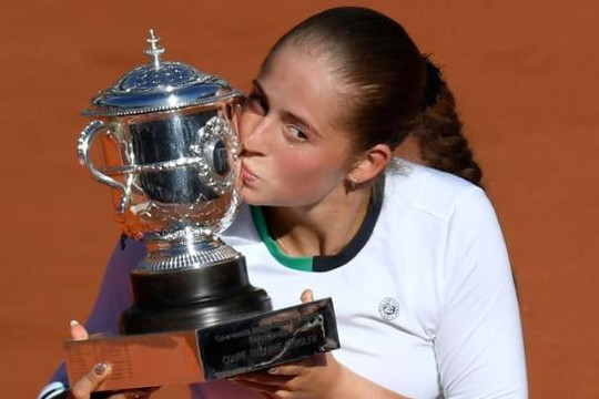 Tay vợt Latvia Ostapenko vô địch Roland Garros ở tuổi 20 