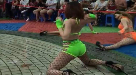 Biểu diễn sexy cho trẻ em, công viên nước Đầm Sen bị phạt 45 triệu đồng 