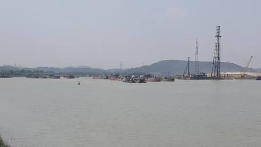 Hải Dương: Đại công trường 'rút ruột' sông Kinh Thầy không phép