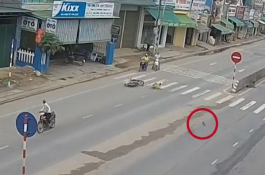 Người đàn ông qua đường ẩu bị xe máy tông, dép văng xa gần chục mét