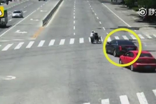 Tài xế ô tô dùng xe che chắn giúp cụ già qua đường