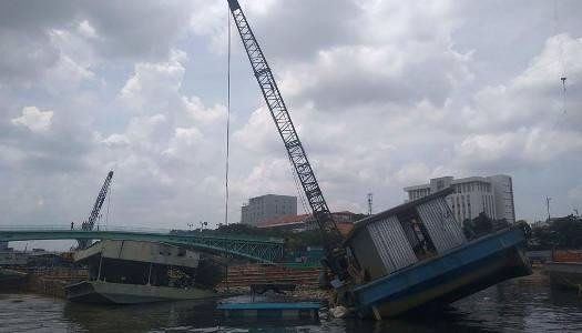TP.HCM: Chìm sà lan tại kênh Tàu Hủ, quận 1