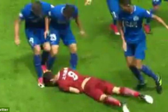 Cựu ngôi sao Chelsea, Oscar bị cầu thủ Trung Quốc đánh ngã, giẫm đạp trên sân 