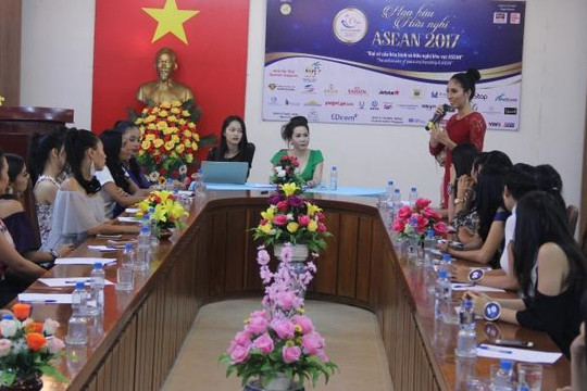 Các thí sinh Hoa hậu Asean 2017 hào hứng chia sẻ về ứng xử văn hóa với cố vấn Ngô Thị Kim Chi