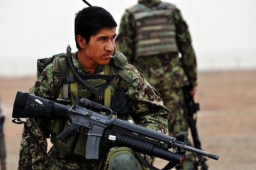 Lầu Năm Góc lãng phí hàng trăm triệu USD vào quân phục 'màu núi rừng' của lính Afghanistan