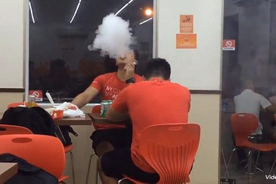 2 thanh niên vênh mặt hút thuốc trong phòng máy lạnh có trẻ em ở Hà Nội 