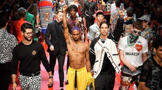 Dolce & Gabbana bị người mẫu 'biểu tình' ngay trên sàn diễn Men’s Spring 2018